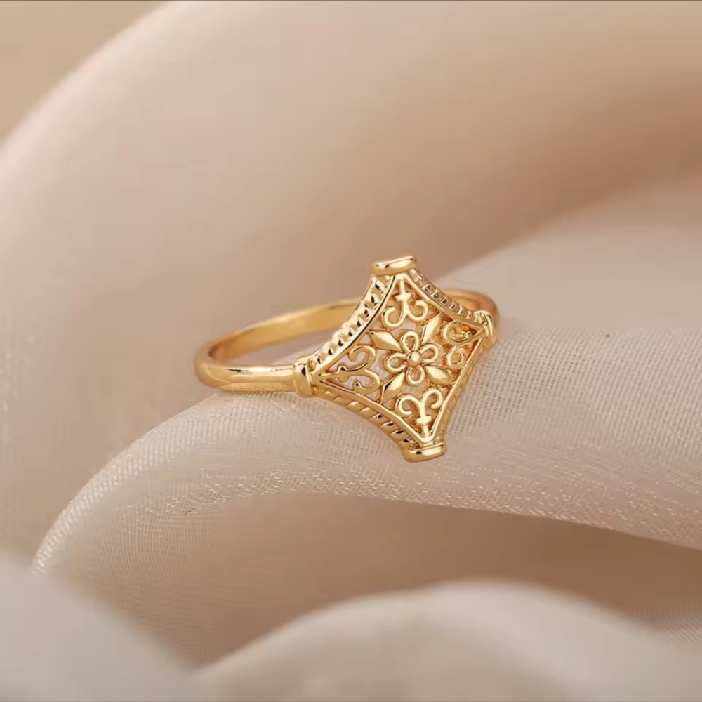 Vintage 18K Gold plated Hollow Flower Ring Jewelry - Picture 10 of 15